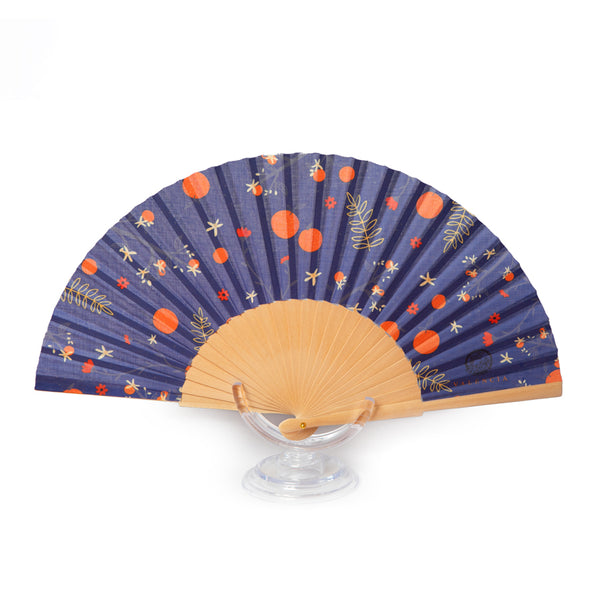 Abanico naranjas con fondo azul oscuro