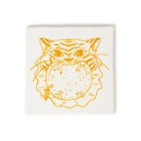 Azulejo tigre mordiendo naranja
