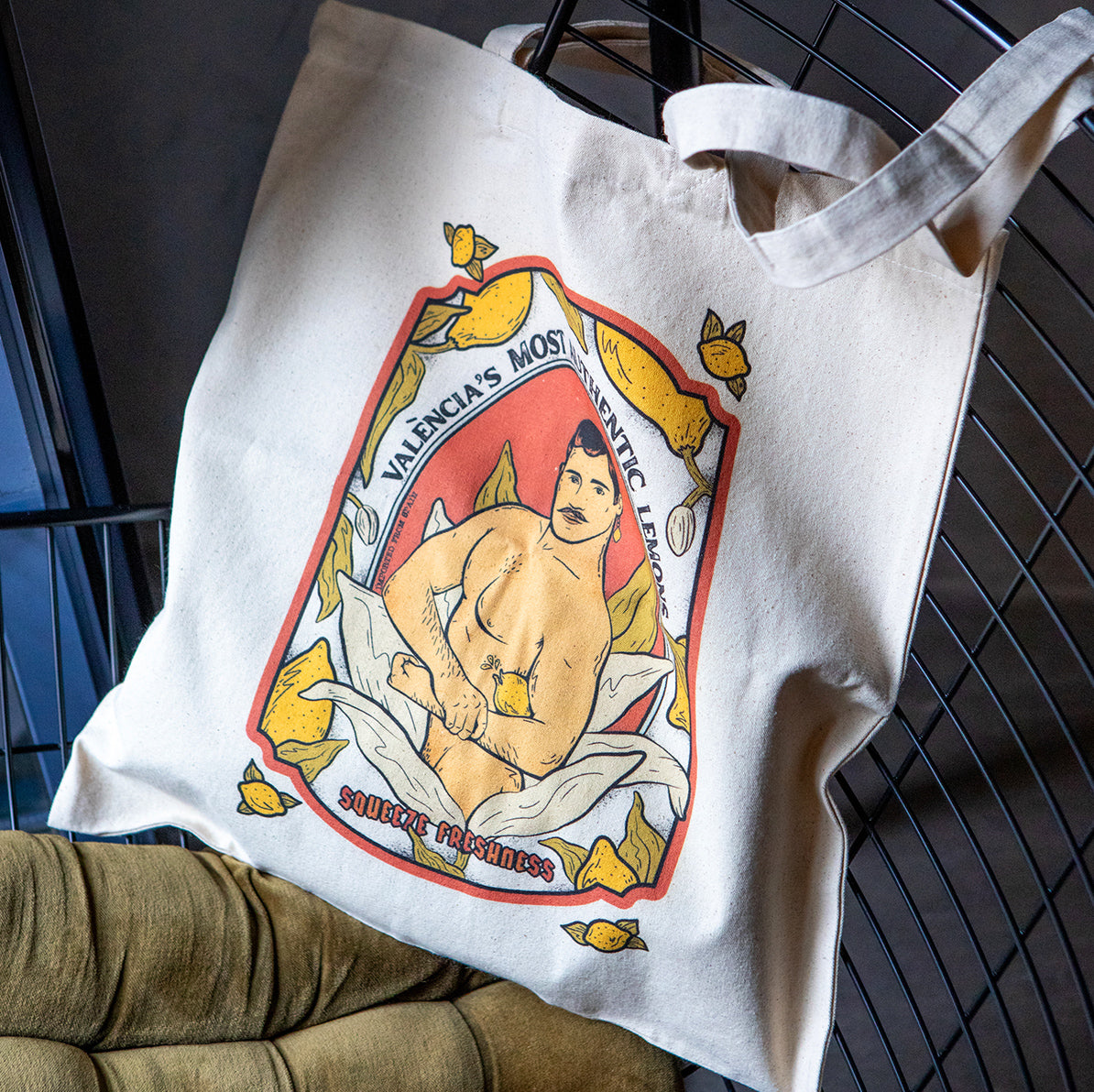 Tote bag 'Chico pin up con limones Valencia'