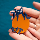 Broche gato con naranja