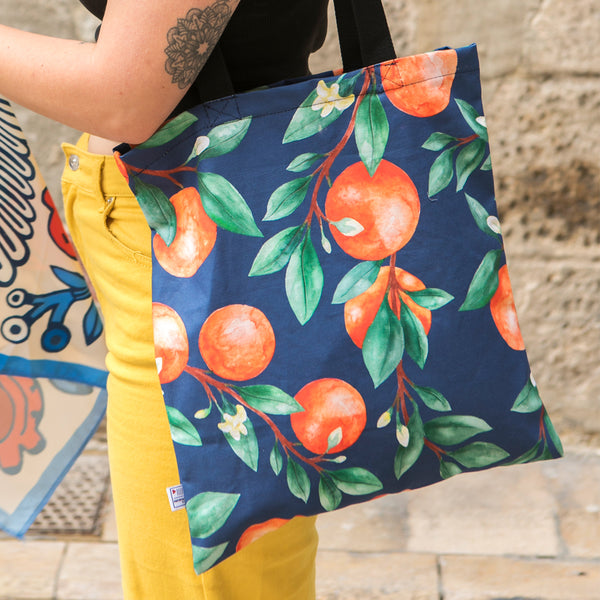 Tote bag naranjas fondo azul